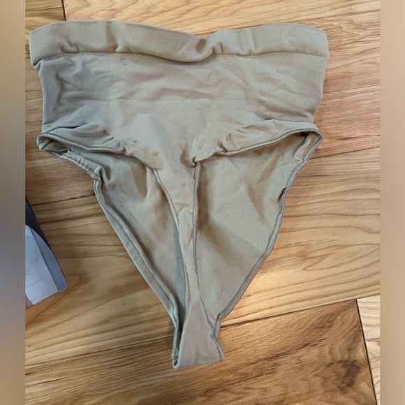 Skims Seamless Sculpt Midwaist Thong - Picture 3 of 3